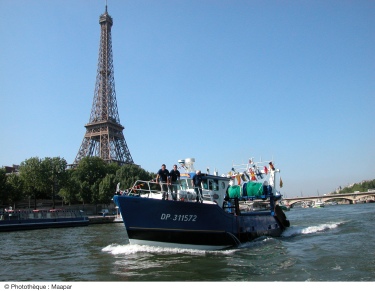Un bateau de pêche devant la Tour Eiffel à Paris
© Paris Port de Pêche - OFIMER
Photographe : X. Vesperini, Maapar