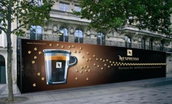 18 décembre 2007, Nespresso illumine les Champs-Élysées et ouvre sa plus grande boutique-bar au monde