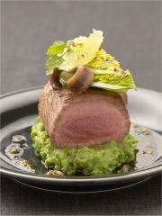 Filet d'agneau rôti sucrine, anchois et citron vert
Photo : © Pierre-Louis Viel - Stylisme : Valéry Drouet