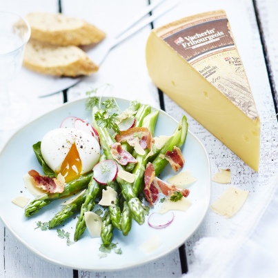 Asperges vertes aux oeufs mollets, chips de pancetta et copeaux de Vacherin Fribourgeois AOP
Photo : © Fromages de Suisse