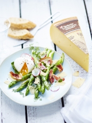 Asperges vertes aux oeufs mollets, chips de pancetta et copeaux de Vacherin Fribourgeois AOP
Photo : © Fromages de Suisse