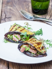 Aubergines grillées aux dés d'agneau marinés et sautés à la fleur de thym
Photo : © V. Garnier