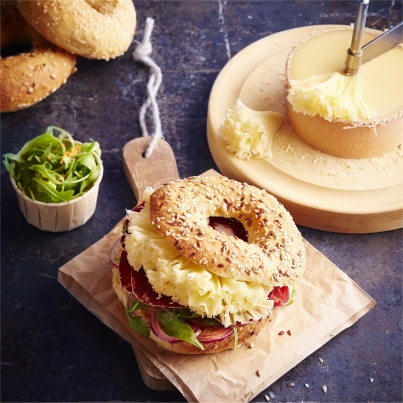 Bagel sésame à la Tête de Moine AOP, roquette et viande des grisons
Photo : © Fromages de Suisse