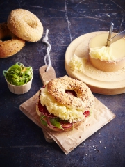Bagel sésame à la Tête de Moine AOP, roquette et viande des grisons
Photo : © Fromages de Suisse