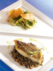 Poêlée de bar à la mimolette Grande Réserve et aux olives noires, tartare d'artichaut et cornichons aigre-doux
Photo : © Coopérative Isigny Sainte Mère