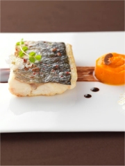 Bar à l'unilatéral et mousseline de carotte et chocolat
Photo : © CIPA