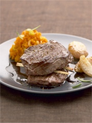 Bavette de boeuf saignante, chocolat épicé et potiron écrasé à la citronnelle
Photo : © Pierre-Louis Viel - Stylisme : Valéry Drouet