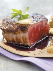 Filet de boeuf de Chalosse aux échalotes confites à la lie de vin de Tursan
Photo : © C.Iwanon / C. Fourcade / Y. Leclerc pour Qualité Landes