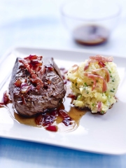 Pavé de boeuf piqué de jambon Serrano, polenta moelleuse au jambon cru Aoste et ciboulette
Photo : © Aoste - Jean-Claude AMIEL