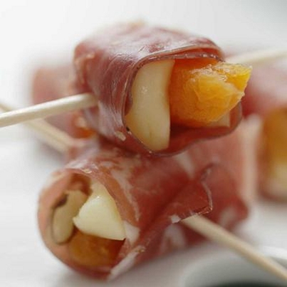 Bouchées de Saint Nectaire au bresaola
Photo : © Jörg Brockmann