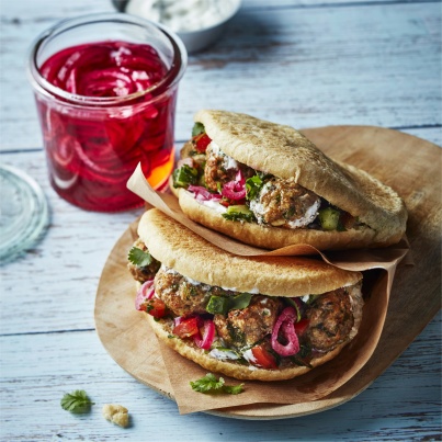 Boulettes de Veau dans leur Pain Pita, Salade de Tomates et Concombre
Photo : © Bravo le Veau / Amélie Roche