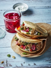Boulettes de Veau dans leur Pain Pita, Salade de Tomates et Concombre
Photo : © Bravo le Veau / Amélie Roche
