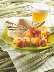 Petites brochettes de melon au jambon
Photo : © Brasseurs de France