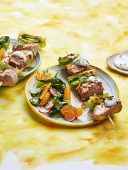 Recette Brochettes de Veau Grillées, Pak Choï, Sauce au Fromage Bleu et Orange