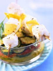 Brochettes de poisson mariné et tian aux légumes du soleil
Photo : © Syndicat des Surgelés
