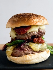 Burger very Big Fernand, boeuf et veau aux 2 fromages
Photo : © Charlotte Lascève