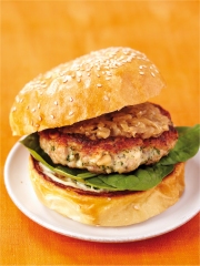 Burger de lapin à l'aïoli et oignons caramélisés
Photo : © CLIPP / Bernard Radvaner