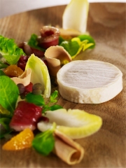 Cabécou du Périgord Rians, magret de canard fumé et copeaux de foie gras, vinaigrette à la clémentine
Photo : © Julien Bouvier / Styl. : Tabata Bonardi