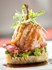 Recette Cailles en escabèche, accompagnées de Jambon Consorcio Serrano, fèves et petits pois