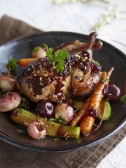 Recette Cailles laquées à la Confiture de Cerises Noires et petits légumes rôtis