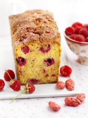 Cake aux framboises et pralines roses