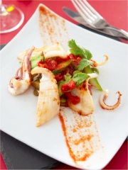 Calamars sautés, fèves et asperges vertes à la tomate et coriandre
Photo : © Mutti
