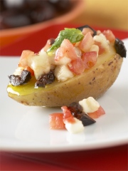 Canapé de pommes de terre, tomates, mozzarella et olives noires
Photo : © Fousdepommesdeterre