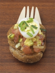 Canapés aux légumes frais et œuf de caille