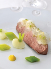 Canette rôtie, navet façon “pickles”, aigre douce au galanga et maïs, mini-légumes, cacahuètes caramélisées et citron vert
Photo : © Ilan Waiche / CICAR