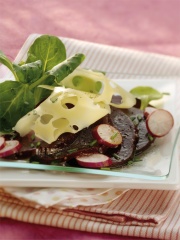 Carpaccio de betteraves à l'emmental, radis et mâche