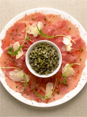 Carpaccio de bœuf, copeaux de Cantal et salade de lentilles froides