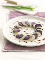 Recette Carpaccio de noix de Saint-Jacques et vitelotte, ciboulette et huile de noix