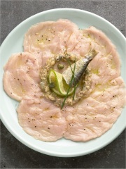 Carpaccio de veau, vinaigrette de sardines en boîte
Photo : © Pierre-Louis Viel - Stylisme : Valéry Drouet