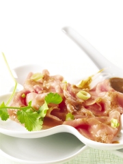 Carpaccio de Veau de la Pentecôte épicé,
petits oignons nouveaux et coriandre
© Collective du Veau de la Pentecôte