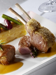 Carré d'agneau de lait des Pyrénées rôti aux herbes, Jus aux aromates
Photo : © Château de Vault de Lugny