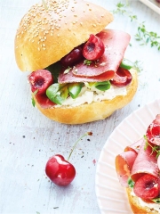 Recette Cerises de nos Régions, Façon Buns et Ricotta, Thym, Mâche et Viandes des Grisons