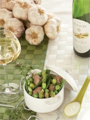 Cocotte d'agneau à la crème d'ail et à la sarriette
Photo : © Gwen Rassemusse / S'Cuiz / CIVA