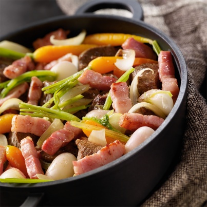 Cocotte de boeuf petits légumes et lardons
Photo : © Herta