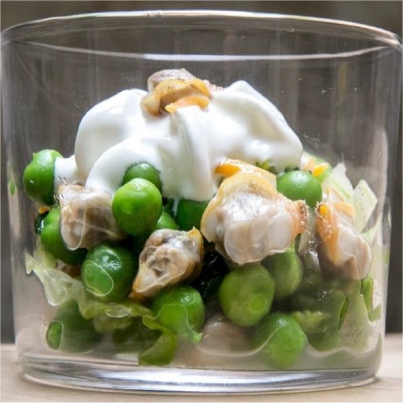 Coques et petits pois en macédoine, chantilly terre mer
Photo : © Pavillon France / Patrick Lazic