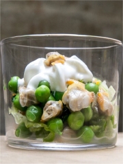 Coques et petits pois en macédoine, chantilly terre mer
Photo : © Pavillon France / Patrick Lazic