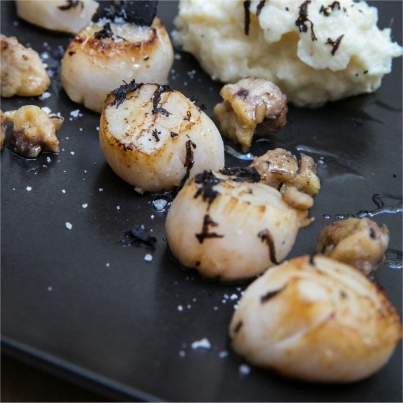 Coquilles Saint-Jacques rôties, purée de panais parfumée à la truffe, châtaignes caramélisées
Photo : © Patrick Lazic / Pavillon France