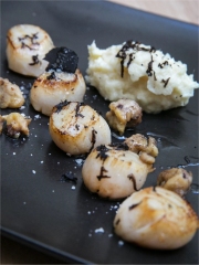 Recette Coquilles Saint-Jacques rôties, purée de panais parfumée à la truffe, châtaignes caramélisées