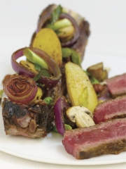 Côte de Bœuf grillée à la fleur de sel, Champignons de Paris et petites rattes grillées au persil et à l'ail, vinaigrette à la noisette
Photo : © Les Gaztronomes