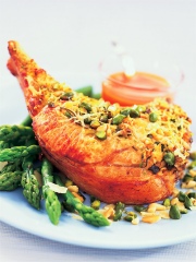 Côte de Veau de la Pentecôte rôtie, crumble pistaches et pignons, asperges vertes au parmesan
Photo : © Collective du Veau de la Pentecôte