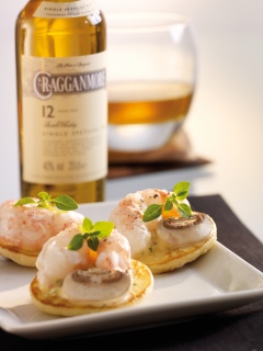 Toast à la langoustine au basilic, moutarde aux herbes,
amandes, champignons de Paris sur blini