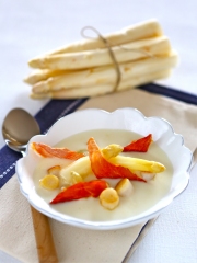 Crème d'asperges blanches des Sables des Landes IGP, pétoncles et pétales de speck croustillant
Photo : © Emmanuel Auger/ les sardines filantes