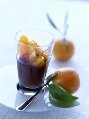 Crème au chocolat et Clémentines de Corse mi-confites
Photo : © Jean-Claude Amiel / Stylisme : Marie Leteure