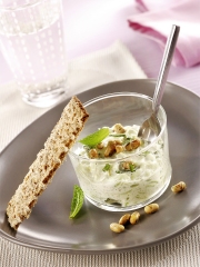 Crème de concombre à la menthe aux grains de soja et tartine 3 céréales
Photo : © Studio Guy Renaux
