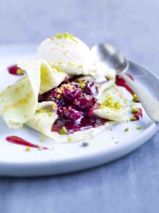 Crêpes à la pistache, coulis et confit de griotte, glace amande et pistaches concassées
Photo : © Philippe Vaures Santamaria / Stylisme : Laurence Du Tilly