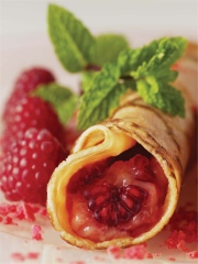 Crêpes roses à la framboise et aux macarons
Photo : © Bernhard Winkelmann / Comité Chandeleur